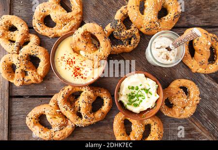 Hausgemachte, weiche Brezeln mit Butter und Käse-Dip Stockfoto