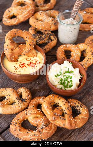 Hausgemachte, weiche Brezeln mit Butter und Käse-Dip Stockfoto