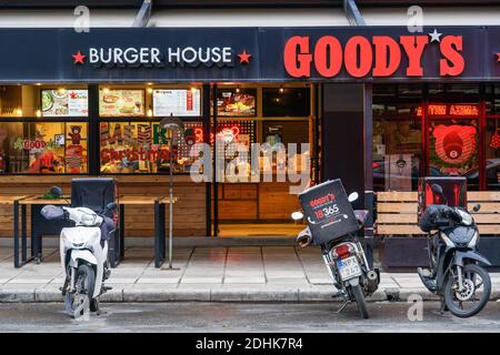 Thessaloniki, Griechenland - Dezember10 2020: Goodys Burger Haus mit Lieferung Motorräder draußen. Abends Blick auf das Grill Restaurant, das nur Bestellungen zum Mitnehmen und Lieferungen akzeptiert, aufgrund von covid-19 Maßnahmen. Stockfoto