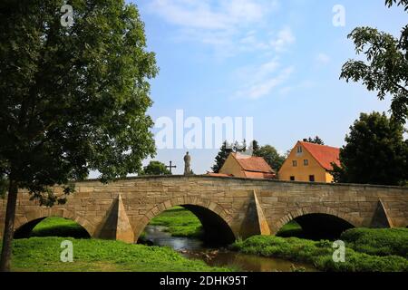 Die Nepomuk-Brücke Auf Dem Schwäbischen Rezat In Pleinfeld Stockfoto