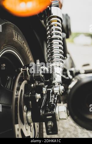 SINDELFINGEN, DEUTSCHLAND - 06. Dez 2020: Harley Davidson Fahrrad, modernes Motorcross, Schwenk Produktion Stockfoto