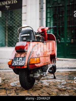 Vintage Vespa in Portugal Stockfoto