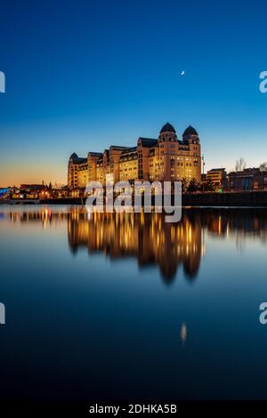 Ein altes Lagerhaus in Oslo hat bei einem Halbmond gesehen Nacht Stockfoto