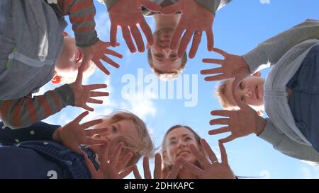 Eine freundliche Großfamilie macht aus den Handflächen einen Kreis. Stockfoto