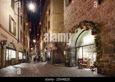 Bergamo, Italien. Dezember 2020. Stadtbild in den leeren Straßen von Bergamo alta aufgrund von Einschränkungen aufgrund covid 19 Gesundheit Notfall, mit schönen Geschäften und Weihnachtsdekorationen typisch für das historische Dorf. (Foto: Luca Ponti/Pacific Press) Quelle: Pacific Press Media Production Corp./Alamy Live News Stockfoto