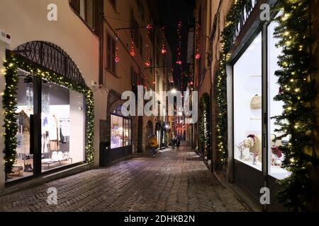 Bergamo, Italien. Dezember 2020. Stadtbild in den leeren Straßen von Bergamo alta aufgrund von Einschränkungen aufgrund covid 19 Gesundheit Notfall, mit schönen Geschäften und Weihnachtsdekorationen typisch für das historische Dorf. (Foto: Luca Ponti/Pacific Press) Quelle: Pacific Press Media Production Corp./Alamy Live News Stockfoto