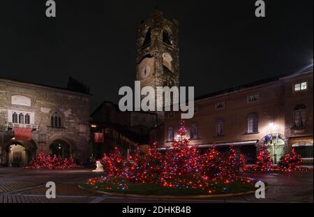 Bergamo, Italien. Dezember 2020. Stadtbild in den leeren Straßen von Bergamo alta aufgrund von Einschränkungen aufgrund covid 19 Gesundheit Notfall, mit schönen Geschäften und Weihnachtsdekorationen typisch für das historische Dorf. (Foto: Luca Ponti/Pacific Press) Quelle: Pacific Press Media Production Corp./Alamy Live News Stockfoto