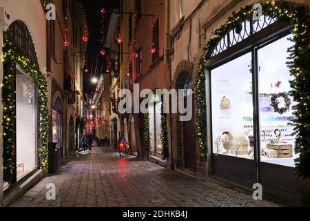 Bergamo, Italien. Dezember 2020. Stadtbild in den leeren Straßen von Bergamo alta aufgrund von Einschränkungen aufgrund covid 19 Gesundheit Notfall, mit schönen Geschäften und Weihnachtsdekorationen typisch für das historische Dorf. (Foto: Luca Ponti/Pacific Press) Quelle: Pacific Press Media Production Corp./Alamy Live News Stockfoto