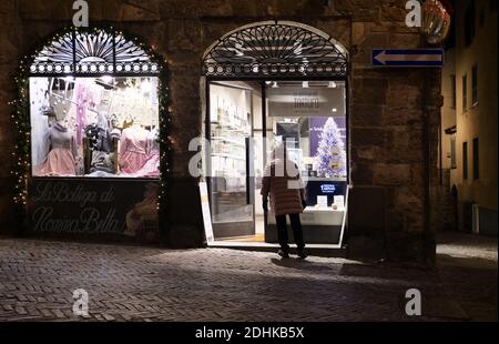 Bergamo, Italien. Dezember 2020. Stadtbild in den leeren Straßen von Bergamo alta aufgrund von Einschränkungen aufgrund covid 19 Gesundheit Notfall, mit schönen Geschäften und Weihnachtsdekorationen typisch für das historische Dorf. (Foto: Luca Ponti/Pacific Press) Quelle: Pacific Press Media Production Corp./Alamy Live News Stockfoto