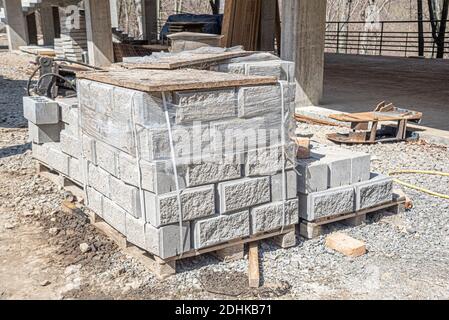 Ein Stapel von Bausteinen oder Pflastersteinen Stockfoto