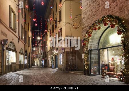 Bergamo, Italien. Dezember 2020. Stadtbild in den leeren Straßen von Bergamo alta aufgrund von Einschränkungen aufgrund covid 19 Gesundheit Notfall, mit schönen Geschäften und Weihnachtsdekorationen typisch für das historische Dorf. (Foto: Luca Ponti/Pacific Press) Quelle: Pacific Press Media Production Corp./Alamy Live News Stockfoto