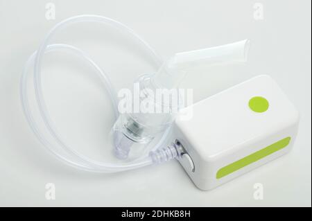 Tragbarer Inhalator mit Mundrohr isoliert auf weißem Studiohintergrund. Medizinisches Neubulizer-Gerät Stockfoto