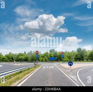 Landstraße Kreuzung an einem sonnigen Tag Stockfoto