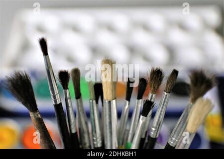 Farben und Pinsel Stockfoto