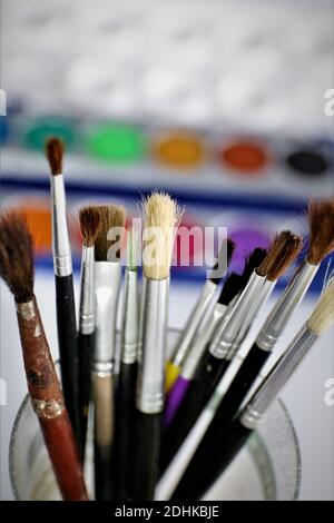 Farben und Pinsel Stockfoto