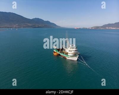 Ein kommerzielles Fischerboot vor Anker am Canal de São Sebastião, Ilhabela, SE Brasilien Stockfoto