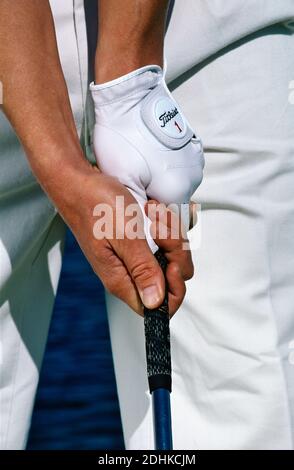 Harry Vardon Golf Griff, zeigt die rechte Hand zu weit unter Förderung Golfer Handgelenke Rollen und Haken Ball. Stockfoto