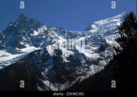 Am frühen Abend Blick auf die Aiguille du Midi (links) und einen Teil des Mont Blanc (rechts), aufgenommen aus dem Chamonix-Tal, Stockfoto