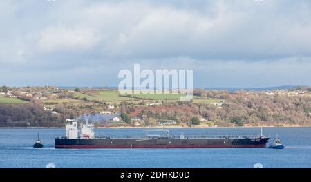 Cork Harbour, Cork, Irland. 11. Dezember 2020.Schlepper, Titan und Gerry O'Sullivan manövrieren die Öltankerin Minerva Kallisto mit ihrer Ladung Erdöl aus Texas in einer Wendeposition, bevor sie an der Anlegestelle in der Whitegate Ölraffinerie im Cork Harbor, Irland, andockt. - Credit David Creedon / Alamy Live News Stockfoto