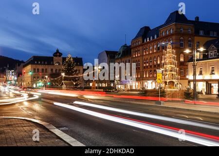 11. Dezember 2020, Sachsen, Aue: Weihnachtsbaum und Weihnachtspyramide stehen auf dem ansonsten leeren Altmarkt. Das Erzgebirge gehört neben Ostsachsen zu den Regionen mit der höchsten Infektionsrate im Freistaat. Ab Samstag sind Masken überall im Freien Pflicht. Wie in anderen sächsischen Corona-Hotspots ist das Servieren und der Konsum von Alkohol in der Öffentlichkeit verboten. Haus oder Wohnung darf nicht mehr ohne Grund verlassen werden. (Aufnahme mit langer Belichtungszeit) Foto: Jan Woitas/dpa-Zentralbild/dpa Stockfoto