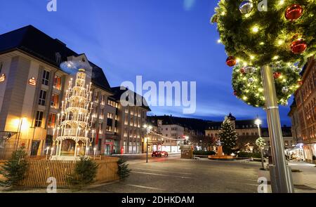 11. Dezember 2020, Sachsen, Aue: Weihnachtsbaum und Weihnachtspyramide stehen auf dem ansonsten leeren Altmarkt. Das Erzgebirge gehört neben Ostsachsen zu den Regionen mit der höchsten Infektionsrate im Freistaat. Ab Samstag sind Masken überall im Freien Pflicht. Wie in anderen sächsischen Corona-Hotspots ist das Servieren und der Konsum von Alkohol in der Öffentlichkeit verboten. Haus oder Wohnung darf nicht mehr ohne Grund verlassen werden. Foto: Jan Woitas/dpa-Zentralbild/dpa Stockfoto