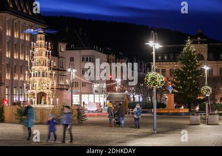 11. Dezember 2020, Sachsen, Aue: Nur wenige Menschen gehen über den Altmarkt. Das Erzgebirge gehört neben Ostsachsen zu den Regionen mit der höchsten Infektionsrate im Freistaat. Ab Samstag sind Masken überall im Freien Pflicht. Wie in anderen sächsischen Corona-Hotspots ist das Servieren und der Konsum von Alkohol in der Öffentlichkeit verboten. Haus oder Wohnung darf nicht mehr ohne Grund verlassen werden. (Aufnahme mit langer Belichtungszeit) Foto: Jan Woitas/dpa-Zentralbild/dpa Stockfoto