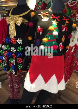 Macy's Flagship-Kaufhaus zeigt humorvolle hässliche Pullover während der Weihnachtszeit, New York City, USA Stockfoto