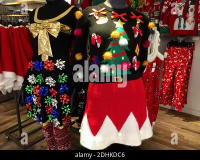 Macy's Flagship-Kaufhaus zeigt humorvolle hässliche Pullover während der Weihnachtszeit, New York City, USA Stockfoto