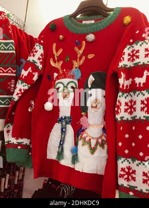 Macy's Flagship-Kaufhaus zeigt humorvolle hässliche Pullover während der Weihnachtszeit, New York City, USA Stockfoto