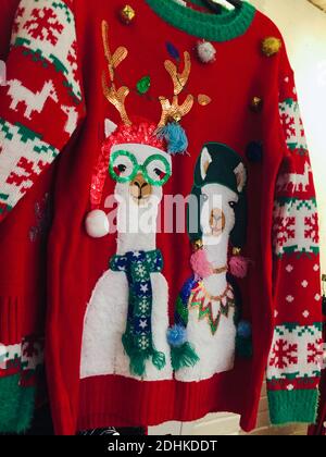 Macy's Flagship-Kaufhaus zeigt humorvolle hässliche Pullover während der Weihnachtszeit, New York City, USA Stockfoto
