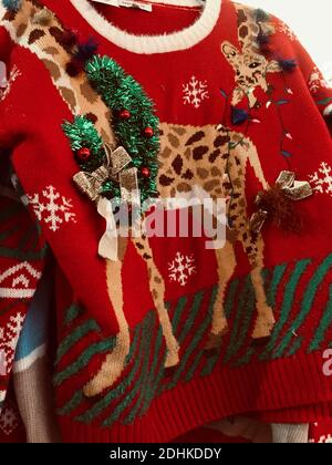 Macy's Flagship-Kaufhaus zeigt humorvolle hässliche Pullover während der Weihnachtszeit, New York City, USA Stockfoto