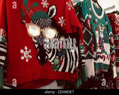 Macy's Flagship-Kaufhaus zeigt humorvolle hässliche Pullover während der Weihnachtszeit, New York City, USA Stockfoto