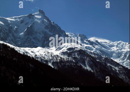 Am frühen Abend Blick auf die Aiguille du Midi (links) und einen Teil des Mont Blanc (rechts), aufgenommen aus dem Chamonix-Tal, Stockfoto