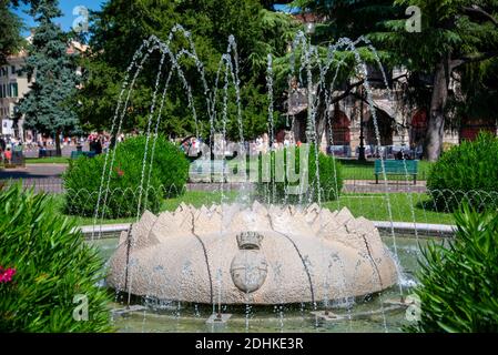 VERONA, ITALIEN - 19. Sep 2020: Der Brunnen 'Fontana di Piazza Bra' in Verona Italien auf einem belebten Platz mit vielen Pflanzen um und sprudelndes Wasser in der Stockfoto