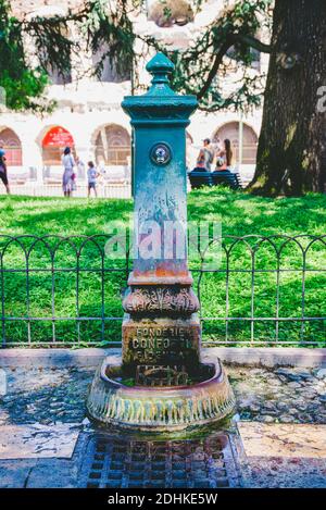 VERONA, ITALIEN - 19. Sep 2020: Ein alter, nostalgischer und antiker Trinkbrunnen in Verona, Italien. Es ist aus Metall und zeigt bereits viele Spuren von r Stockfoto