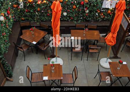 Blick auf leere Tische und Stühle, aber bereit für Abendessen in Covent Garden.Es scheint immer wahrscheinlicher, dass London bis zu Weihnachten auf Stufe 3 der Covid-19-Beschränkungen umgezogen wird. Es wurde angekündigt, dass London jetzt die höchste Coronavirus-Infektionsrate in England hat, also, wenn die Tiers nächste Woche überprüft werden, fürchtet London das Schlimmste. Tier 3 bedeutet Bars, Pubs, Cafés, Restaurants, müssen schließen, außer für Takeaway, Lieferung und klicken und sammeln Dienstleistungen, was bedeutet, eine sehr unfrohe Weihnachten für die Hauptstadt. Stockfoto