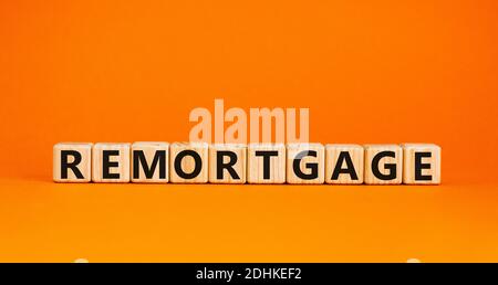 Symbol für Neuvertgung. 'Remortgage' auf Holzklötzen geschrieben. Business- und Remortgage-Konzept. Speicherplatz kopieren. Schöner weißer Hintergrund. Stockfoto