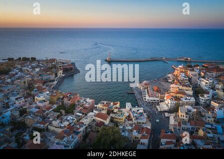 Erstaunliche und malerische Altstadt von Chania Stadtbild mit alten venezianischen Hafen an der Blauen Stunde in Kreta, Griechenland.Panorama Bildkomposition Stockfoto