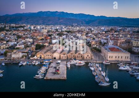 Erstaunliche und malerische Altstadt von Chania Stadtbild mit alten venezianischen Hafen an der Blauen Stunde in Kreta, Griechenland.Panorama Bildkomposition Stockfoto