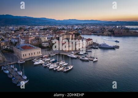 Erstaunliche und malerische Altstadt von Chania Stadtbild mit alten venezianischen Hafen an der Blauen Stunde in Kreta, Griechenland.Panorama Bildkomposition Stockfoto