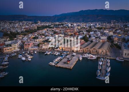 Erstaunliche und malerische Altstadt von Chania Stadtbild mit alten venezianischen Hafen an der Blauen Stunde in Kreta, Griechenland.Panorama Bildkomposition Stockfoto