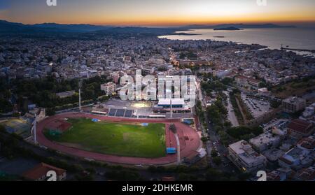 Erstaunliche und malerische Altstadt von Chania Stadtbild mit alten venezianischen Hafen an der Blauen Stunde in Kreta, Griechenland.Panorama Bildkomposition Stockfoto