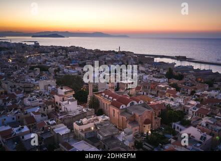 Erstaunliche und malerische Altstadt von Chania Stadtbild mit alten venezianischen Hafen an der Blauen Stunde in Kreta, Griechenland.Panorama Bildkomposition Stockfoto