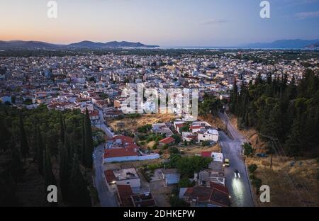 Die Burg auf Larissa Hill, in der Nähe der Stadt Argos, Griechenland auf Sonnenaufgang Licht Luftbild Stockfoto