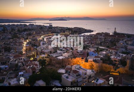 Erstaunliche und malerische Altstadt von Chania Stadtbild mit alten venezianischen Hafen an der Blauen Stunde in Kreta, Griechenland.Panorama Bildkomposition Stockfoto