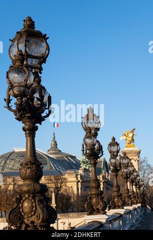 Straßenlampe auf Pont Alexandre III mit Grand Palais in Der Hintergrund - Paris Stockfoto