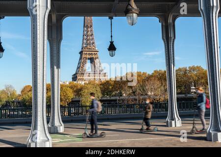 Radfahrer mit Gesichtsmaske auf der pont Bir-Hakeim - Paris Stockfoto