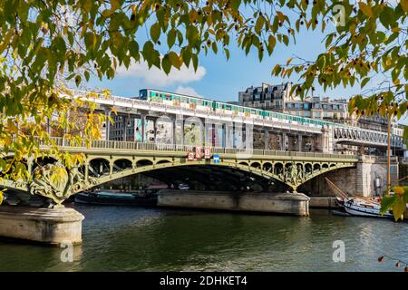 Metro mit Graffiti auf Bir-Hakeim Brücke im Herbst - Paris Stockfoto
