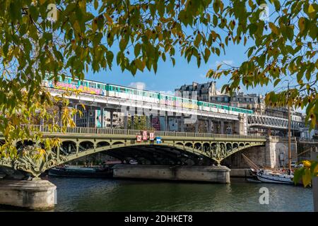 Metro mit Graffiti auf Bir-Hakeim Brücke im Herbst - Paris Stockfoto