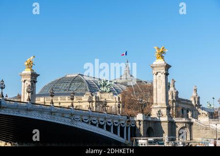 Alexandre III Brücke und Grand Palais an einem sonnigen Tag In Paris - Frankreich Stockfoto